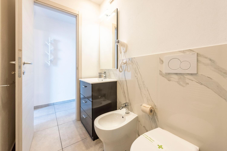 Bedroom 3, ALLA CASA ROSA AL MARE- Centrale a di fronte al mare- Emozionante- Garage privato gratuito a 800 mt-, Genova