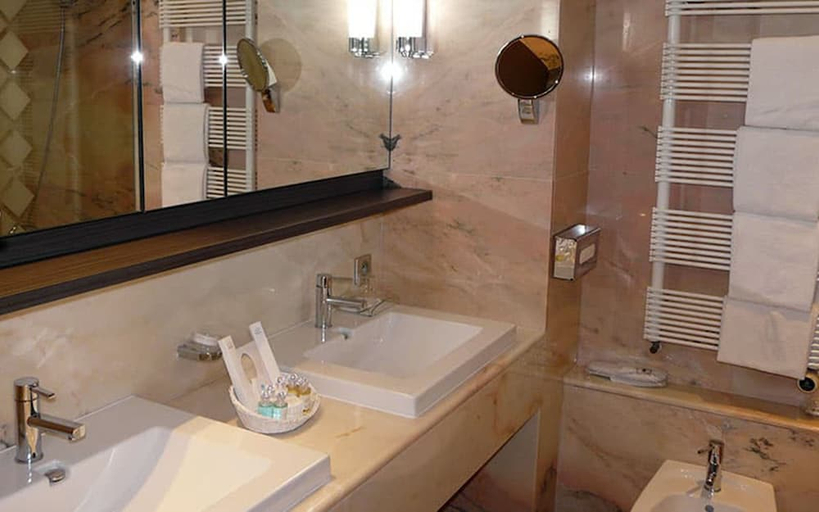 Bathroom 5, Grand Hôtel des Thermes, Ille-et-Vilaine