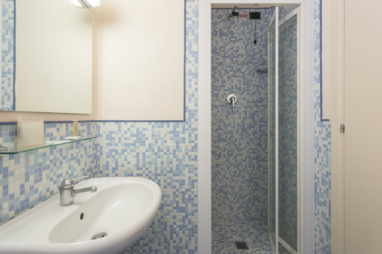 Bathroom 4, Hotel Montreal, Ragusa