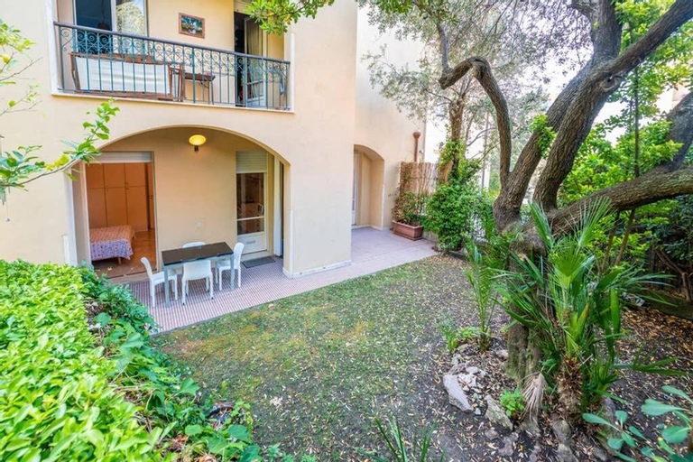 House with garden Baia dei Saraceni, Savona