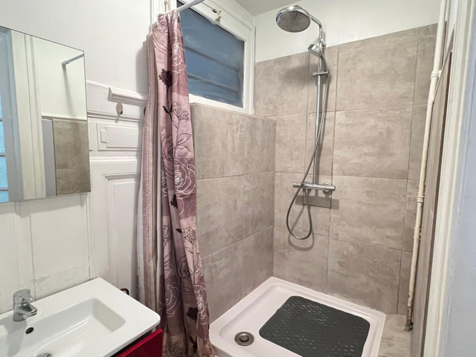 Bathroom, T1 moderne au centre-ville d'Aix-les-Bains - FR-1-555-33, Savoie