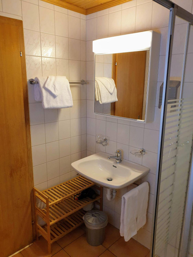 Bathroom 3, Hotel Baren, Saanen