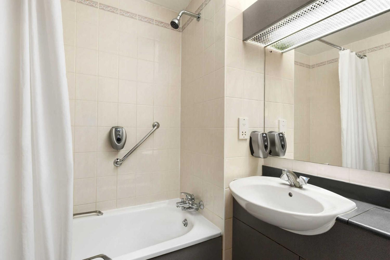 Bathroom 4, Days Inn by Wyndham Watford Gap, Northamptonshire