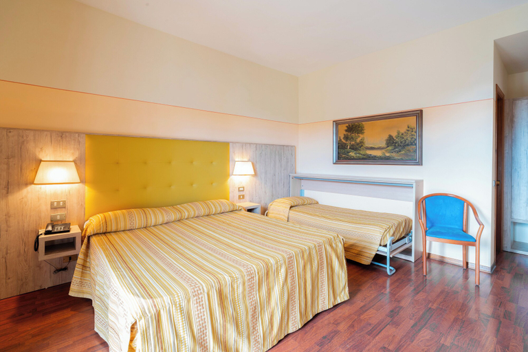 Bedroom 3, Hotel Tirreno, Genova