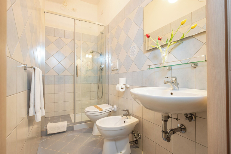 Bathroom 4, Hotel Il Gabbiano, Sassari