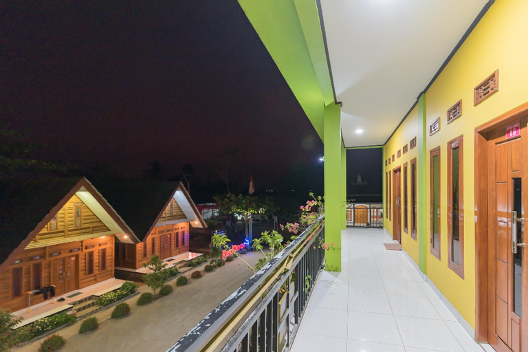 Exterior & Views 16