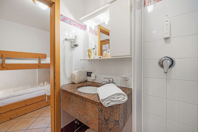 Bathroom 4, Aparthotel Majestic, Trento