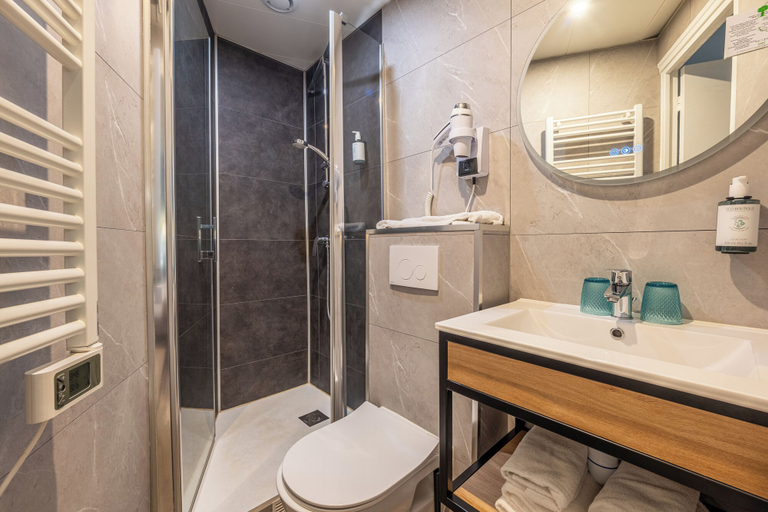 Bathroom 4, Hotel Relais Bergson, Paris