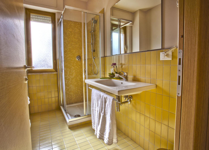 Bathroom 2, Il Fiore in una Stanza, Latina
