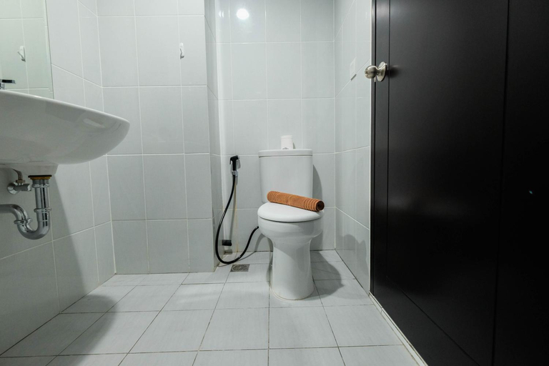 Bathroom, Scenic Studio Room @ Casa De Parco Apt By Travelio, South Tangerang