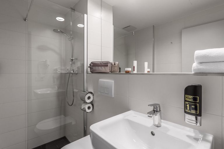 Bathroom 5, Serways Hotel Bruchsal West, Karlsruhe