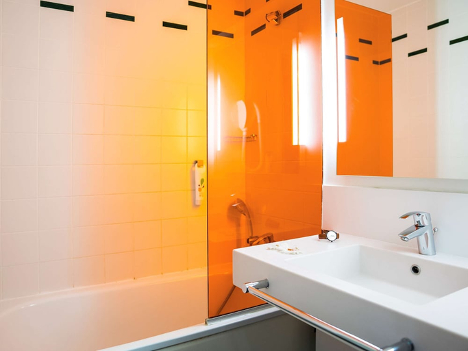 Bathroom 5, ibis Styles Paris Bercy, Paris