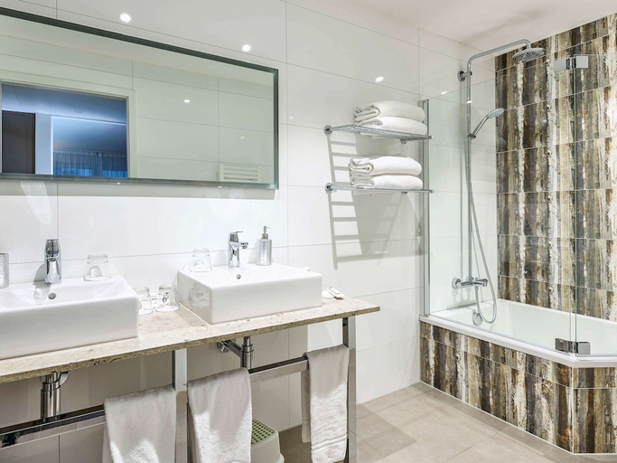 Bathroom 3, Mercure Bale Mulhouse Aeroport, Haut-Rhin