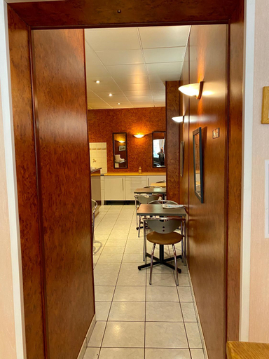 Others 5, Hotel Studia, Paris