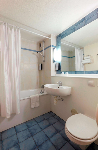 Bathroom 5, Kyriad Direct Strasbourg Ouest - Zénith, Bas-Rhin