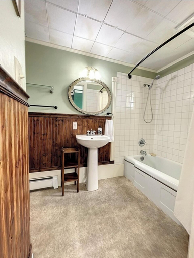 Bathroom 4, The Boho Buffalo Inn, Johnson
