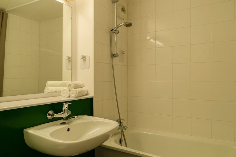 Bathroom 3, Inter Hotel Morlaix Ouest, Finistère