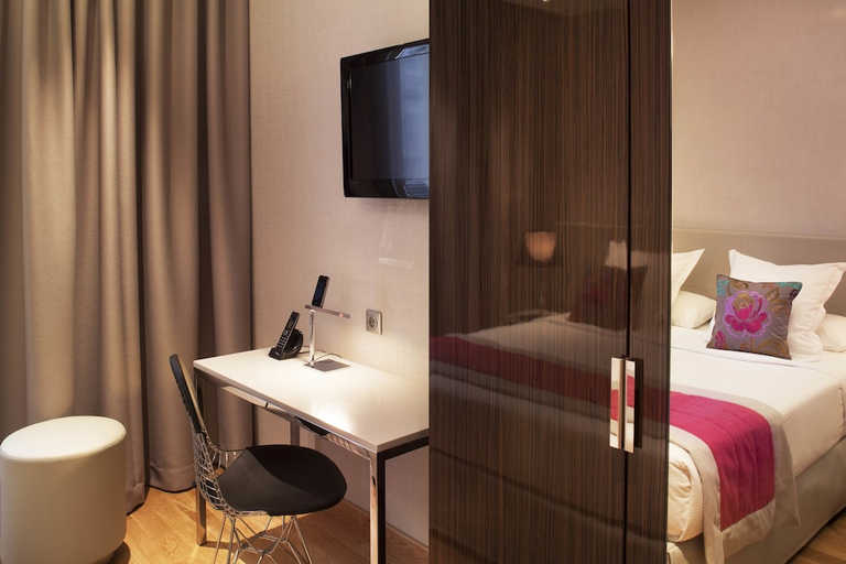 Bedroom 2, Hotel Tourisme Avenue, Paris