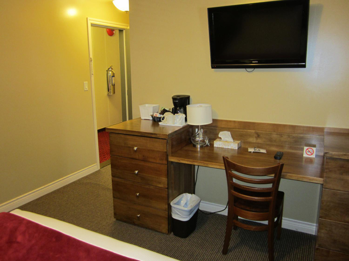 Bedroom 2, Reynolds Hotel, Squamish-Lillooet