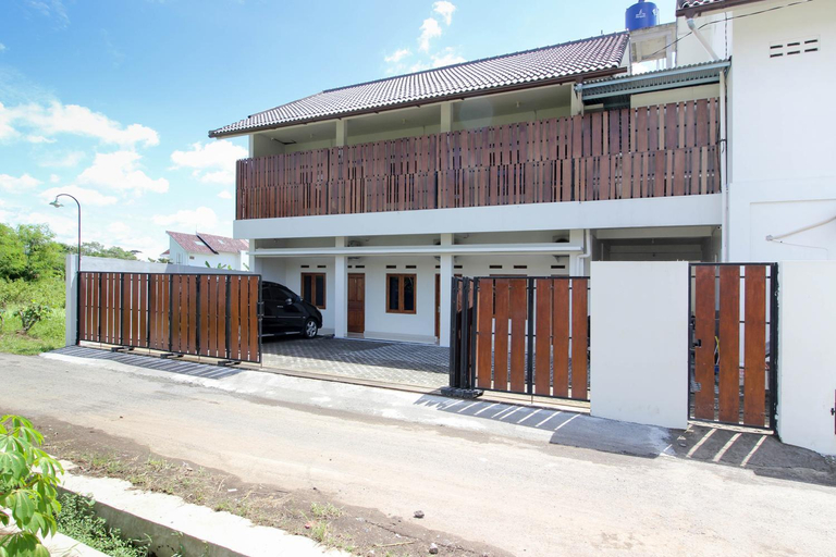 Exterior & Views 1, Griya Izzara Guest House Syariah, Yogyakarta
