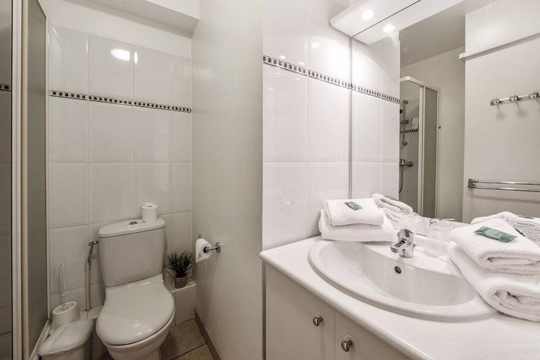 Bathroom 4, Appart'City Classic Marseille Aeroport Vitrolles, Bouches-du-Rhône