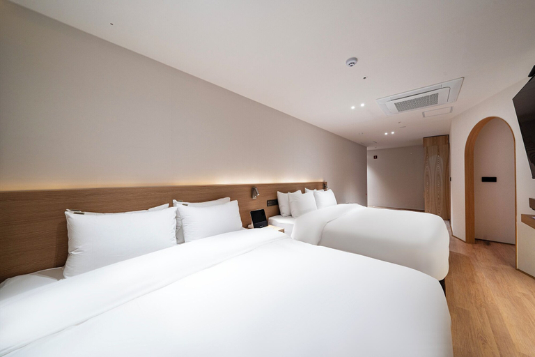 Bedroom 3, JungGam Hotel, Cheongju