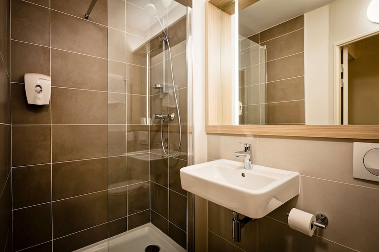 Bathroom 4, Premiere Classe Geneve - Aeroport - Prevessin, Ain