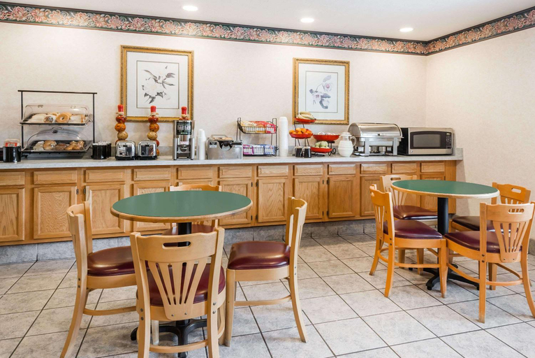 Food & Drinks 5, Ramada by Wyndham Strasburg Dover, Tuscarawas