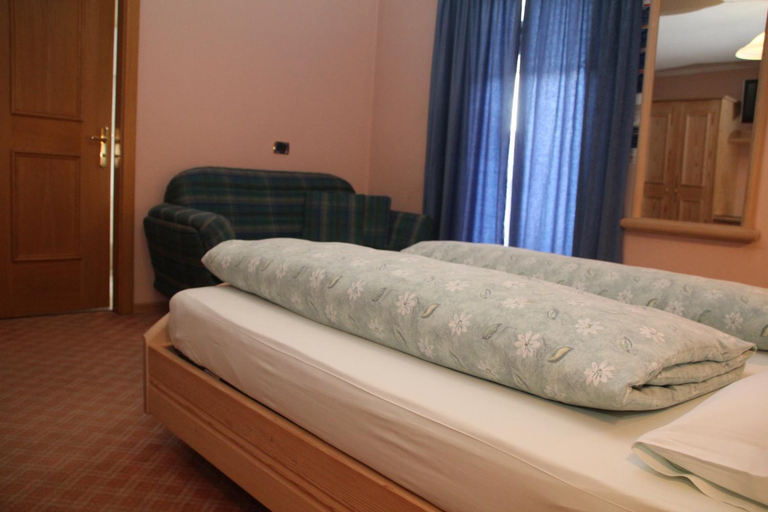 Bedroom 2, Albergo Caravasc, Sondrio