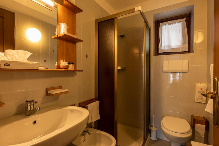 Bathroom 4, Hotel Triolet, Aosta