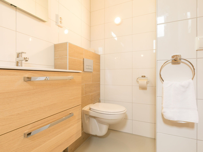 Bathroom 4, Comfy Lodge with 2 Bathrooms near Beach, Ameland