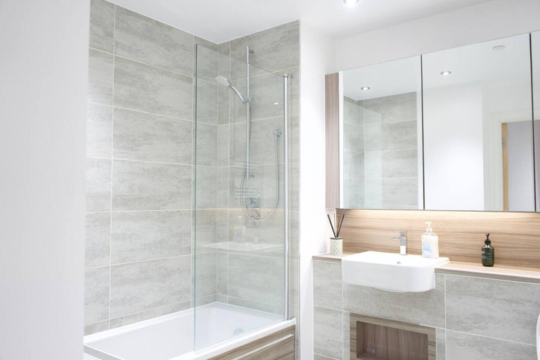 Bathroom 3, Luxury London Royal Wharf Apartment, London