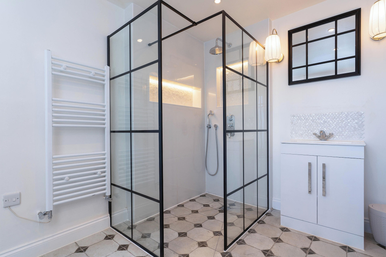 Bathroom 4, Gloucester Place Townhouse with Hot Tub, Gloucestershire