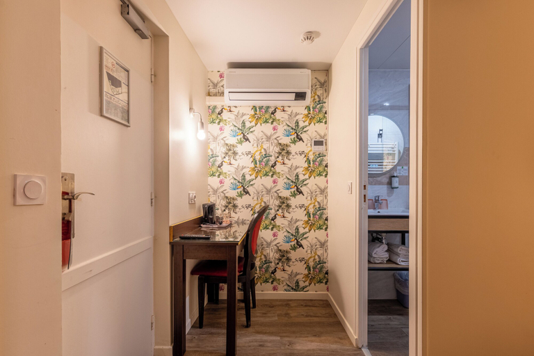 Others 5, Hotel Relais Bergson, Paris