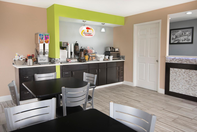 Food & Drinks 5, Super 8 by Wyndham Bryant Little Rock Area, Saline