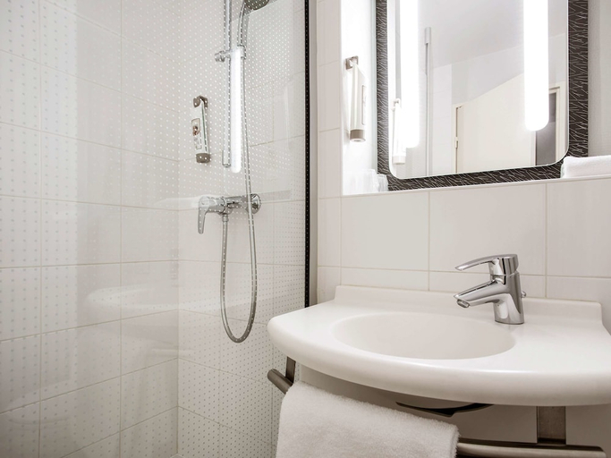 Bathroom 5, ibis Saint Denis Stade Ouest, Seine-Saint-Denis