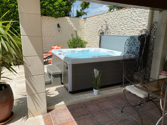 Bathroom 4, Mas Beau Soleil & Spa Cottages DeCharme avec Jacuzzi&Jardin Prives, Bouches-du-Rhône
