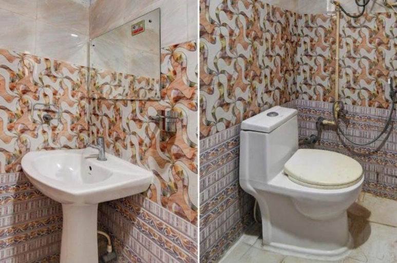 Bathroom, Goroomgo Hotel Park View Delhi, Delhi