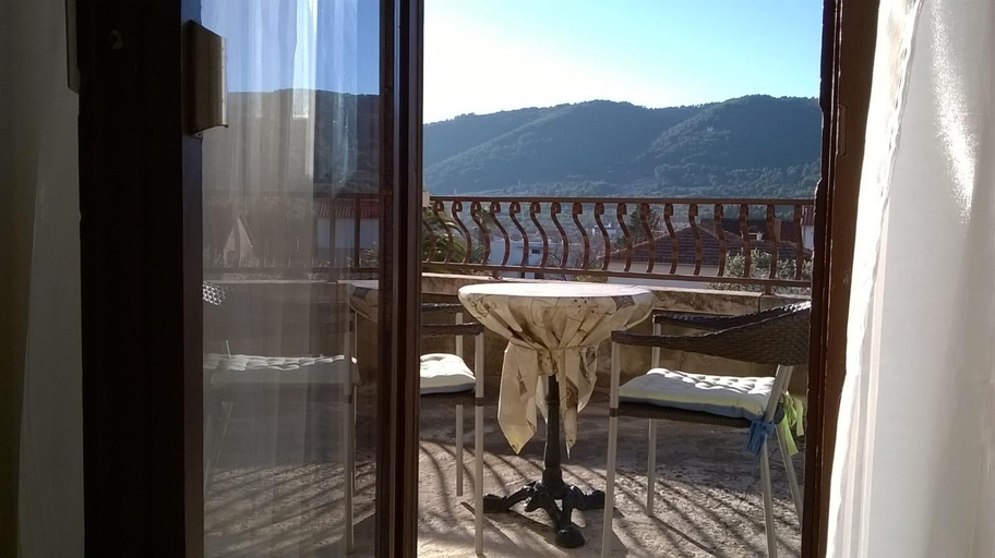 Others 2, Studio Rade, Stari Grad