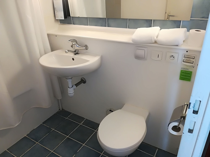 Bathroom 4, Campanile Perpignan Sud, Pyrénées-Orientales