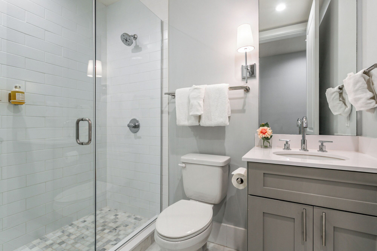 Bathroom 4, The Irish House, Orleans