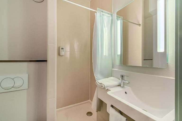 Bathroom 3, B&B HOTEL Salon De Provence, Bouches-du-Rhône