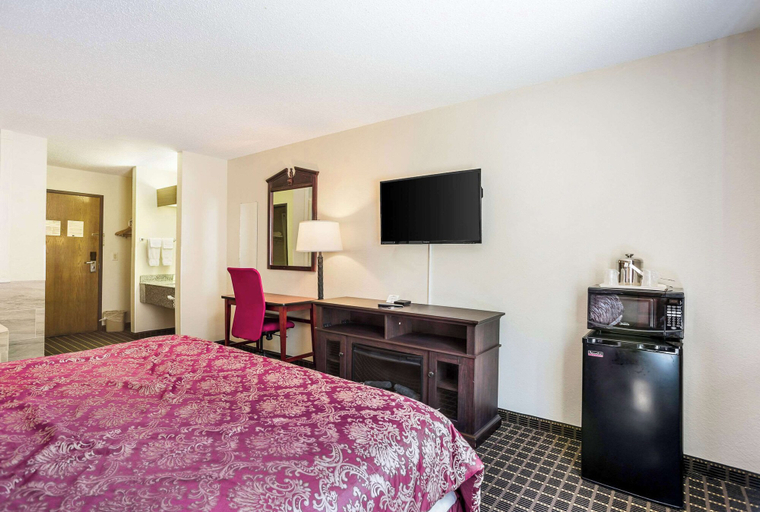 Bedroom 3, Rodeway Inn Cedar Rapids, Linn