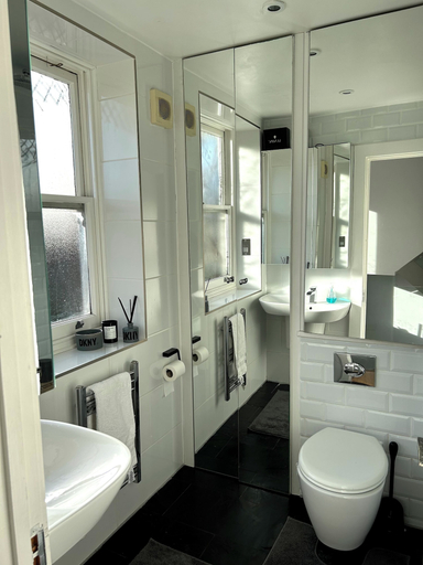 Bathroom, Remarkable 2-bed House in London, London