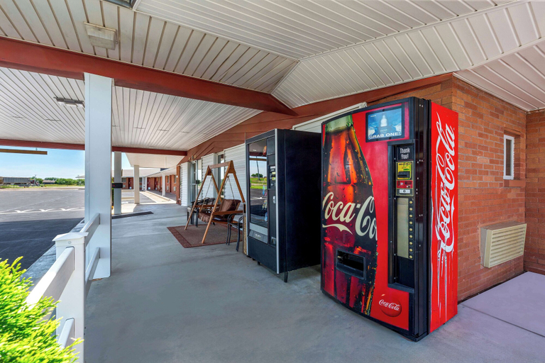 Food & Drinks 5, Americas Best Value Inn Belleville, Republic