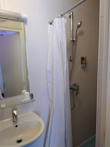 Bathroom 5, Hôtel Tolbiac, Paris
