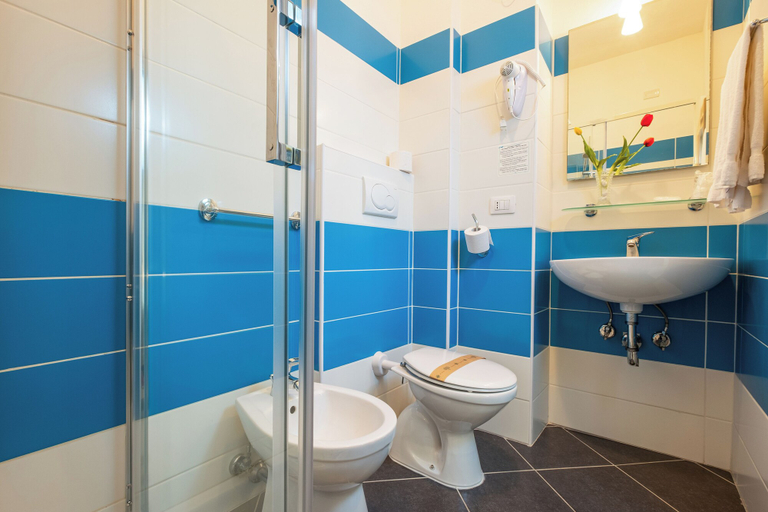 Bathroom 4, Hotel Il Gabbiano, Sassari