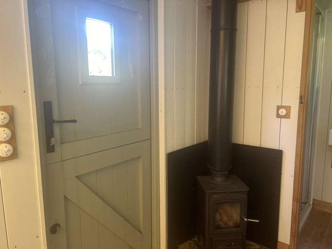 Others 5, Cozy Cabin Retreat in Bedford, Central Bedfordshire