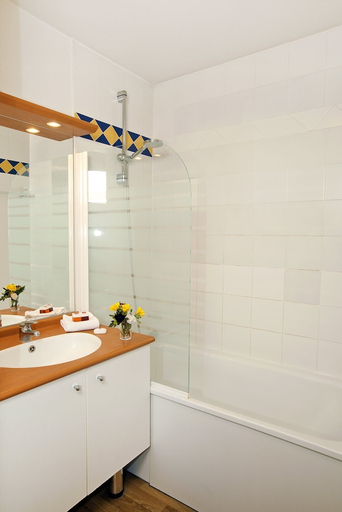 Bathroom 4, Séjours & Affaires Genève Saint-Genis, Ain