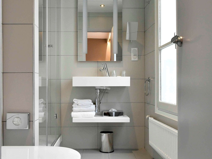 Bathroom 3, Mercure Boulevard Magenta, Paris